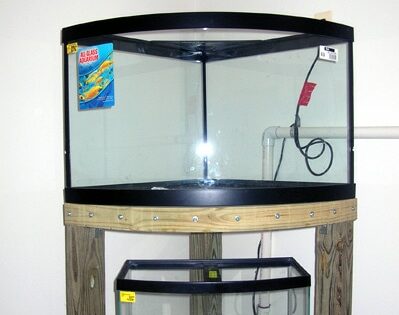 Corner tank stand