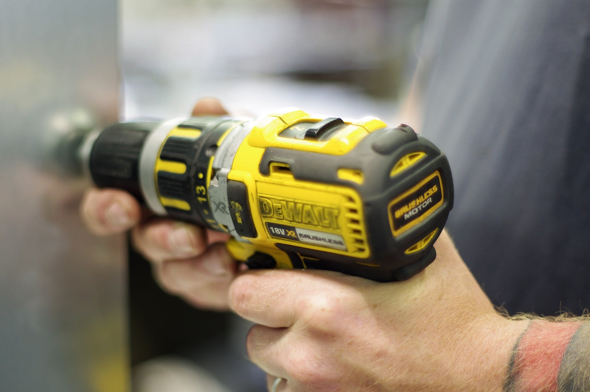 Bosch drill best sale vs dewalt