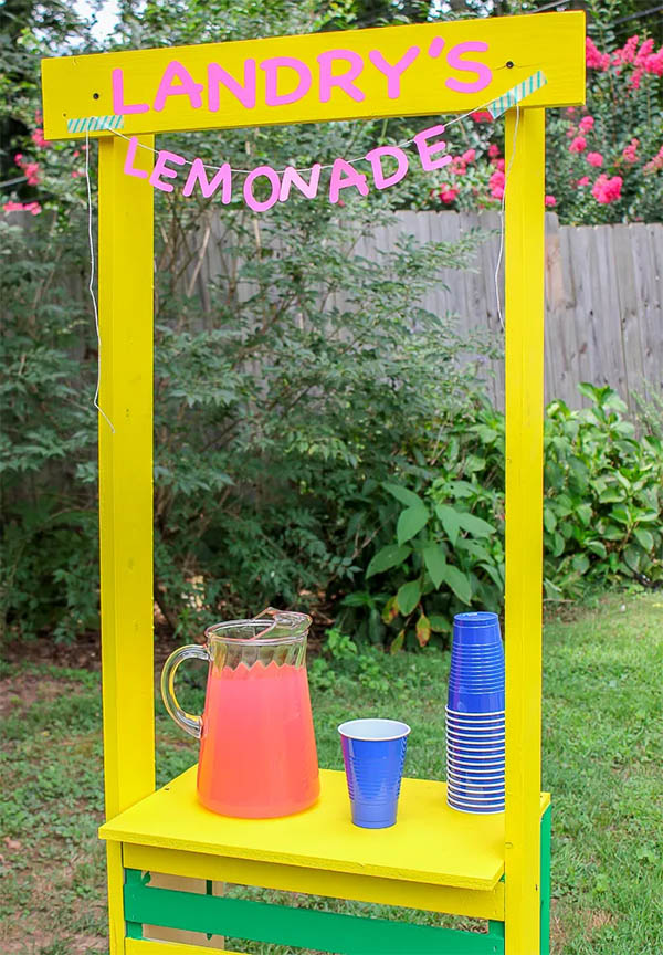 Easy DIY Lemonade Stand by Rain On A Tin Roof