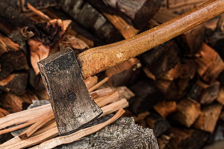 axe splitting woods