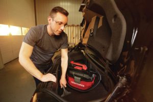 man using CRAFTSMAN CMCV002B Cordless Shop Vac