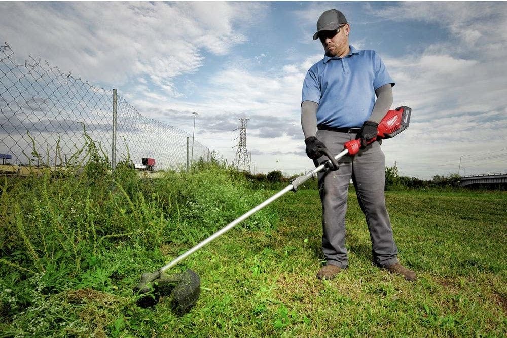 man using Milwaukee 2825-21ST M18