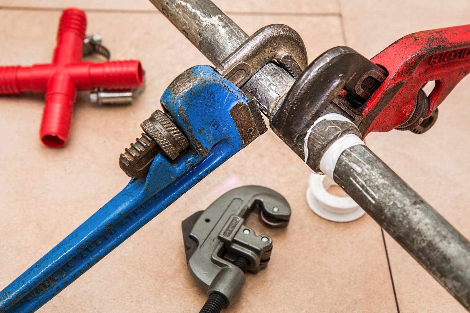 Monkey Wrench vs Pipe Wrench - Which is Best for Your Needs? | House Grail