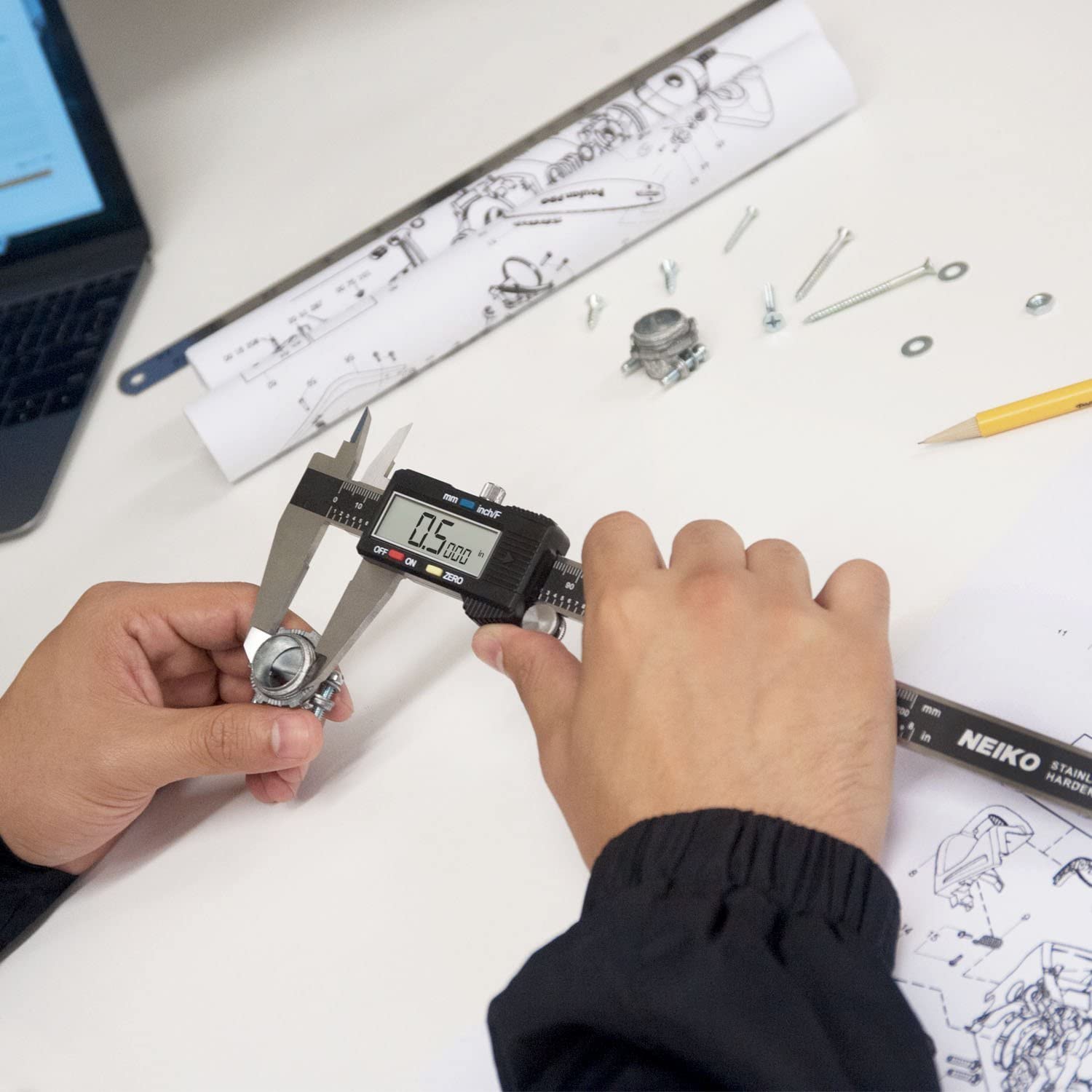 person using Neiko 01407A Electronic Digital Caliper