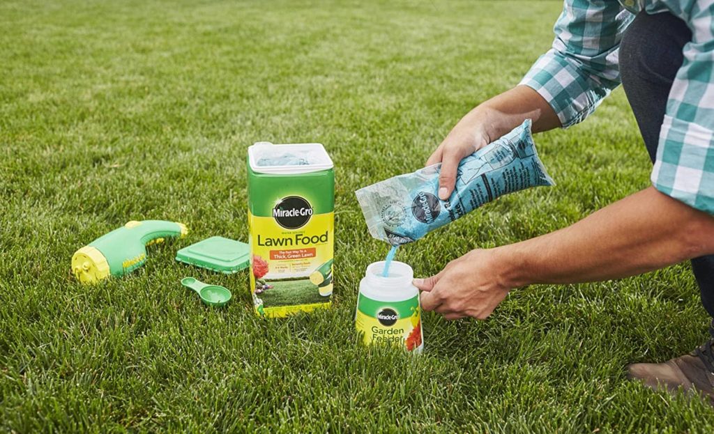 preparing Miracle-Gro Water Soluble Lawn Food