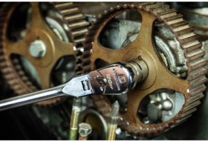 using GEARWRENCH 3:8 Flex Head Teardrop Ratchet