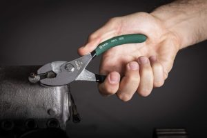 using SATA ST70511ST Slip-Joint Pliers
