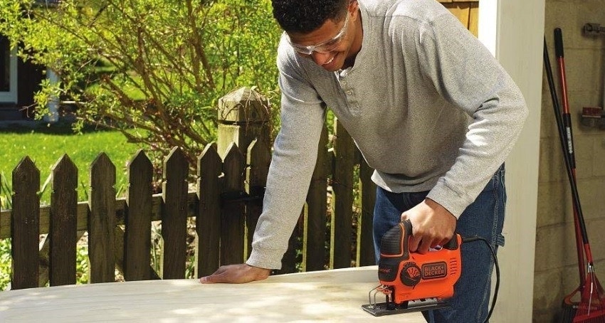 using a jigsawing tool