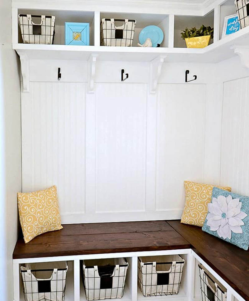DIY MUDROOM CORNER BENCH TUTORIAL