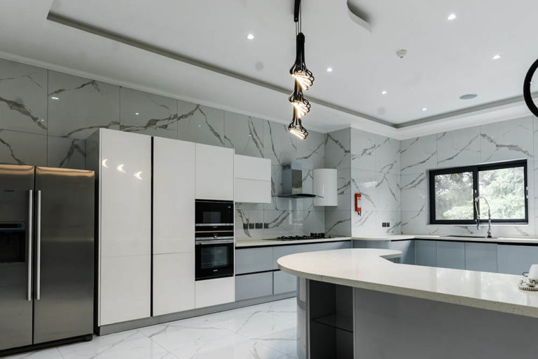 Kitchen Equipped With Modern Appliances Emmanuel Ikwuegbu Unsplash 768x512 
