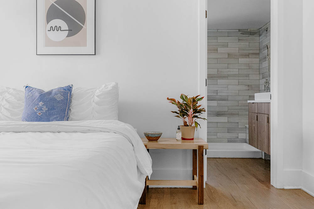 dormitorio blanco con arte de pared enmarcado abstracto