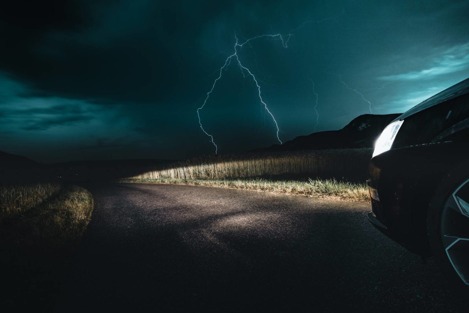 does lightning strike cars