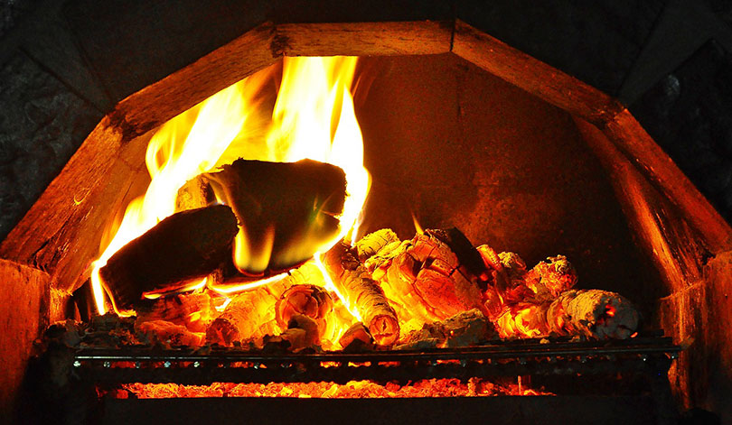 quemando leña en una chimenea