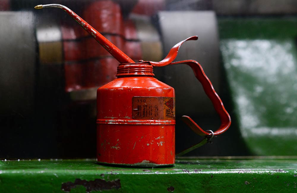lubricant oil can