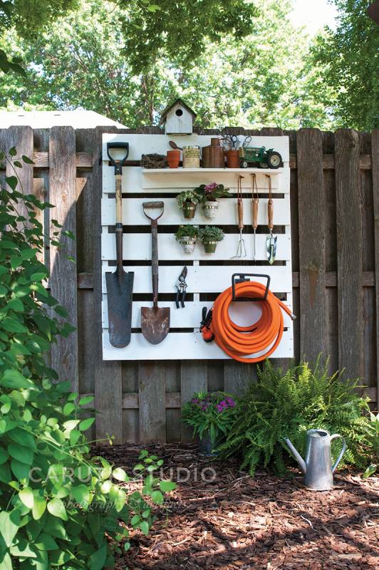 DIY easy pallet tool station