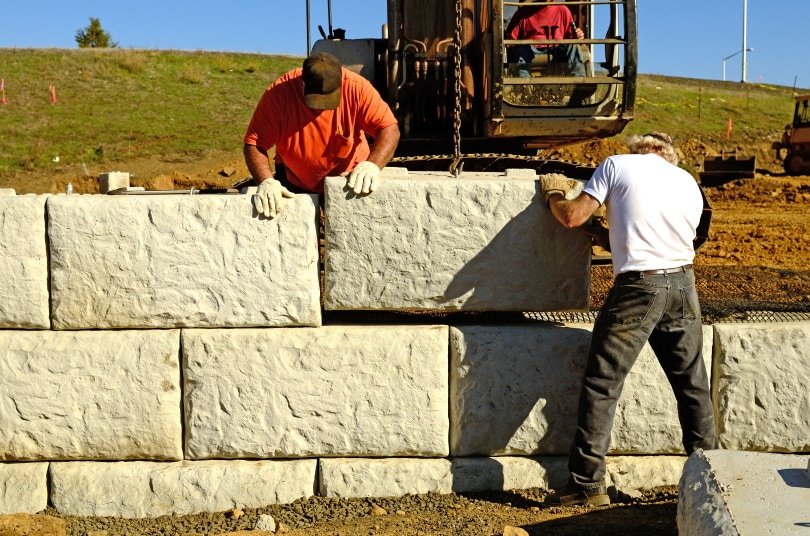 How To Cut Retaining Wall Blocks In 5 Simple Steps House Grail - Cutting Concrete Retaining Wall Blocks