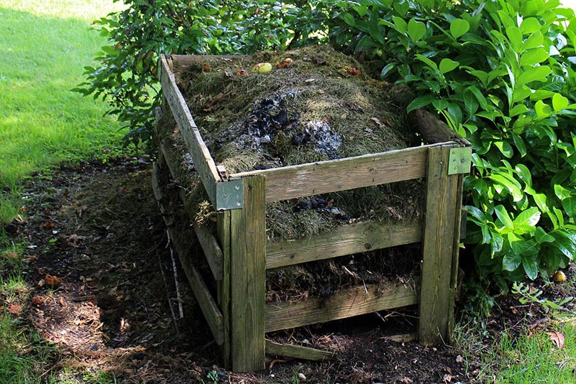 compost en el jardín