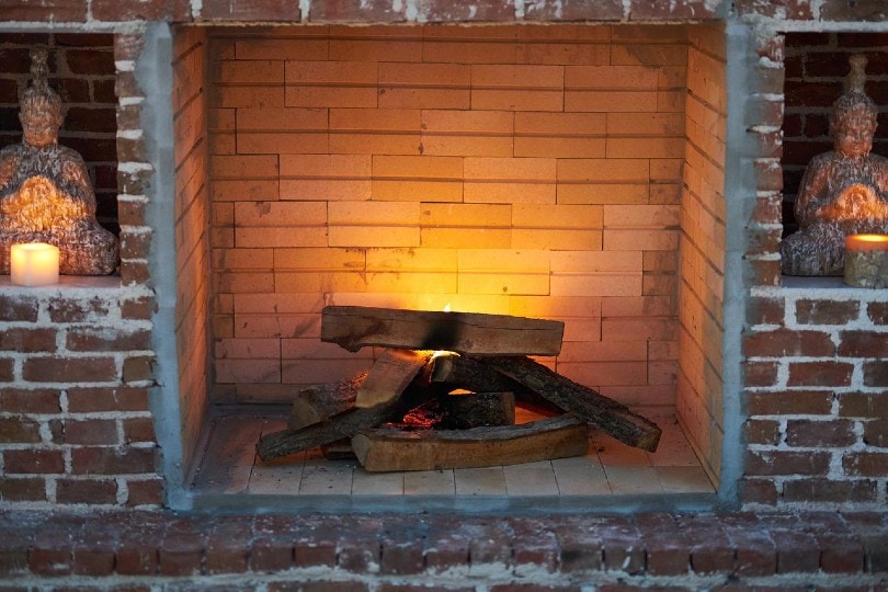 leña en una chimenea de piedra