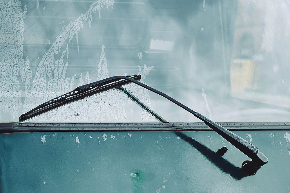 Conventional windshield wiper_CharlesLoyer_Unsplash