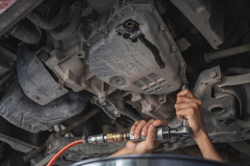 why-does-my-transmission-fluid-leak-when-parked-signs-reasons