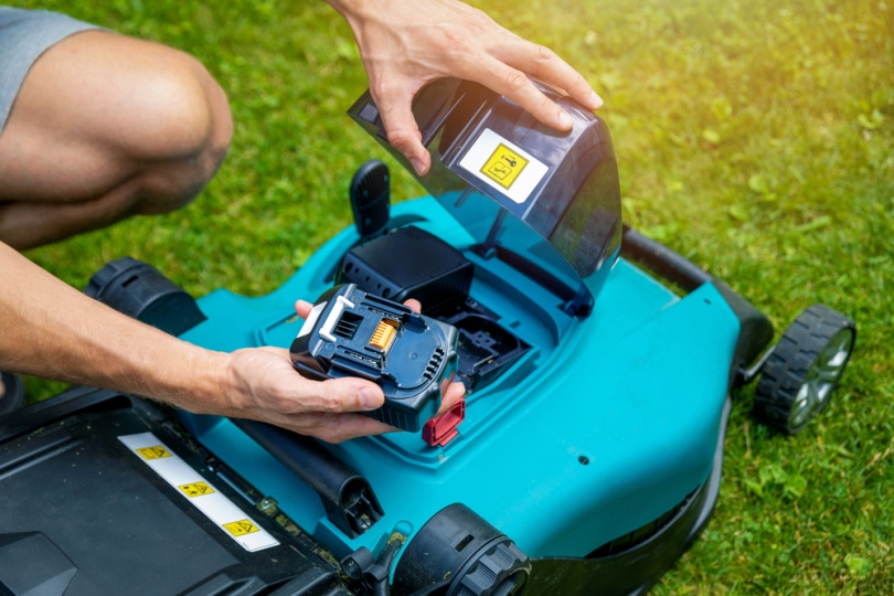 Makita battery best sale lawn mower review