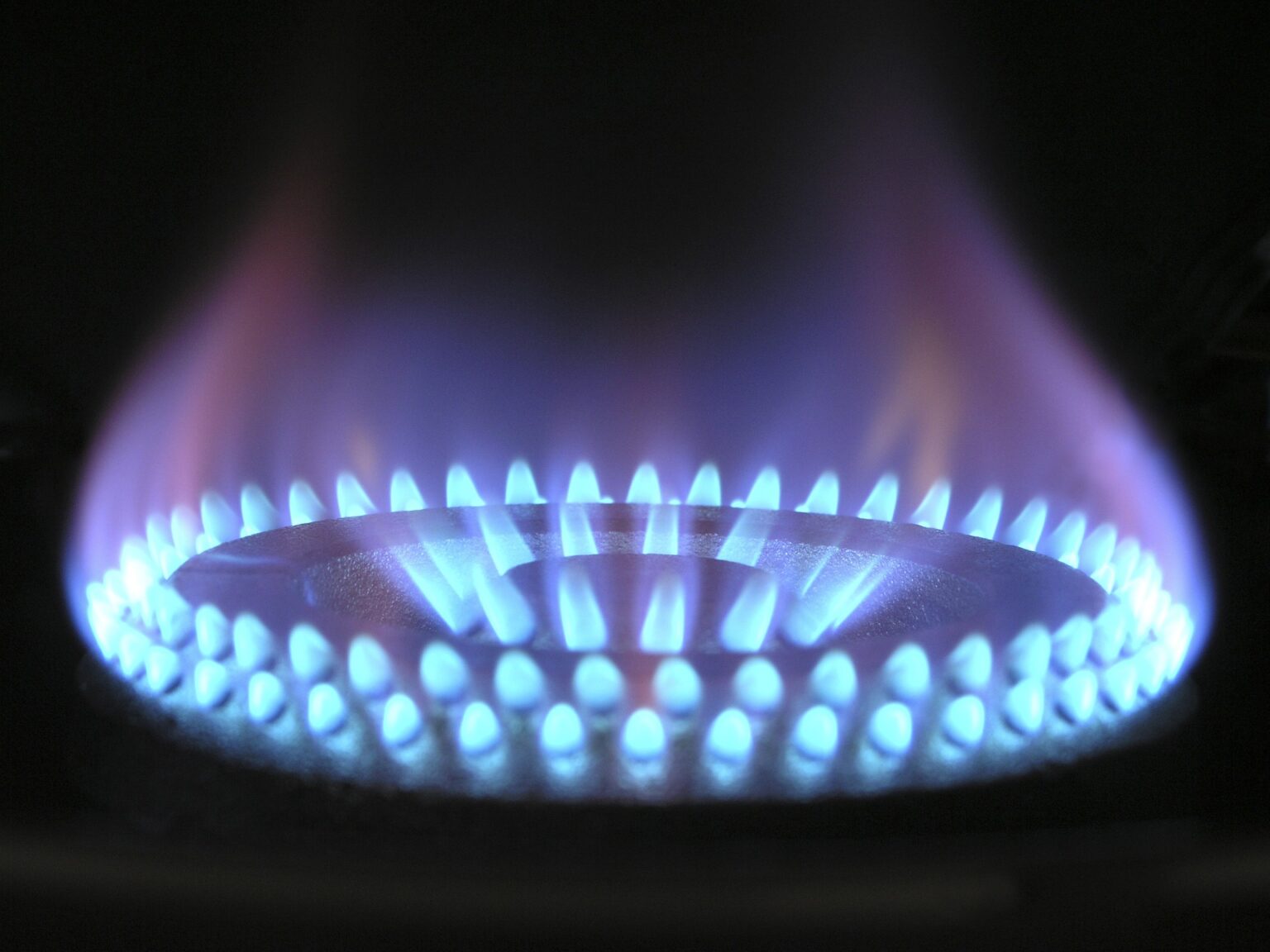 How Hot Does Propane Burn? Temperatures, Comparisons, & Requirements