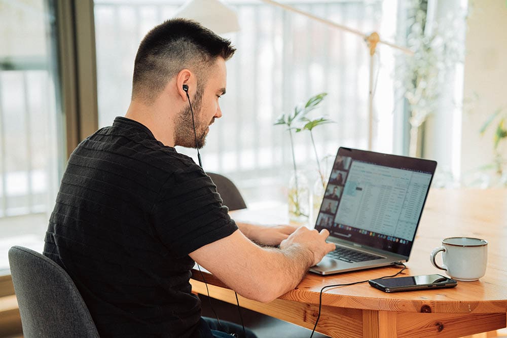 Homeoffice with Macbook and phone_Malte Helmhold_Unsplash