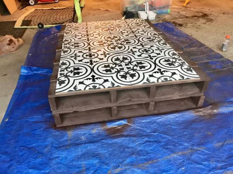 DIY outdoor pallet tile coffee table