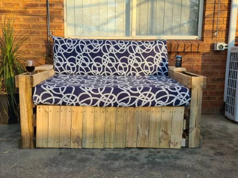 DIY pallet daybed