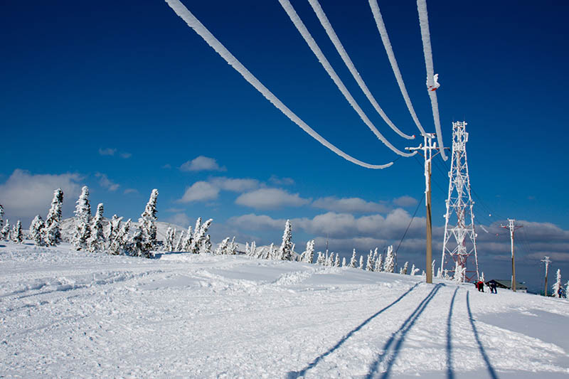 Electricity power line with frost crystals