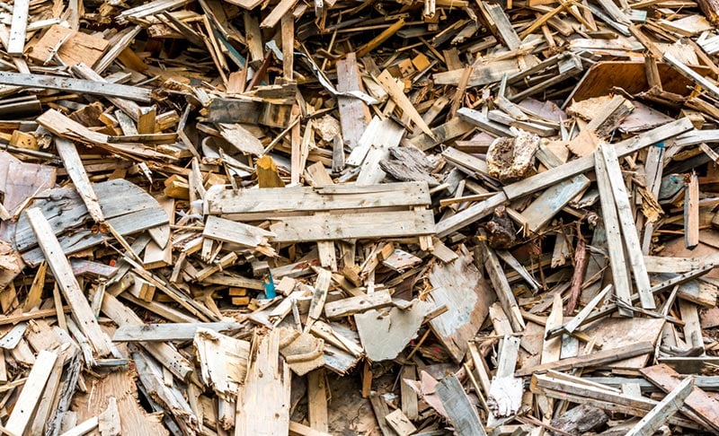 una pila de palets y madera utilitaria