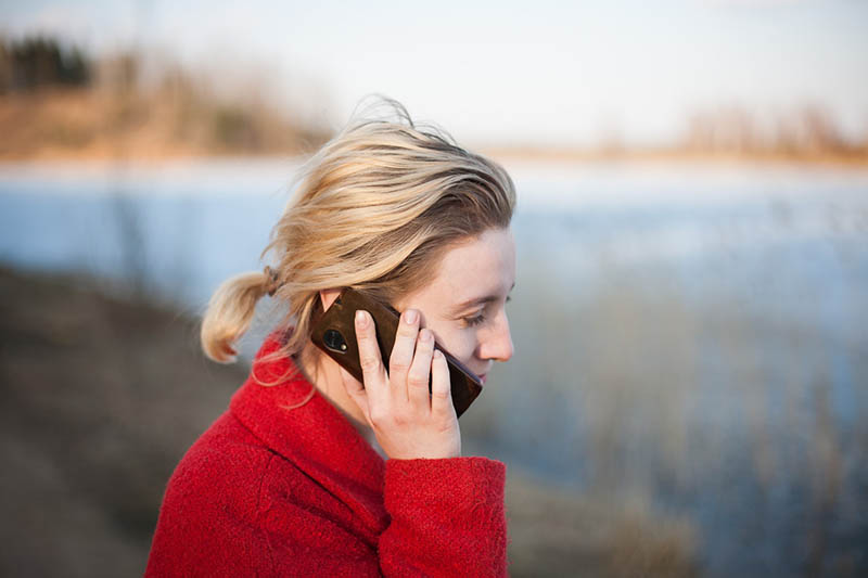 mujer llamando a alguien por celular