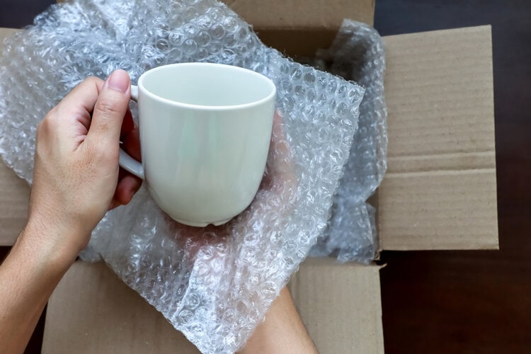 wrapping-cup-in-bubble-wrap