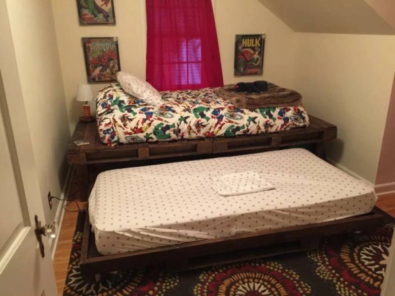 DIY pallet day bed with roll out trundle