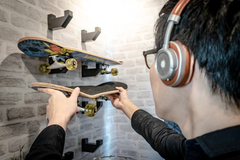 Hanging a skateboard from shelf at home