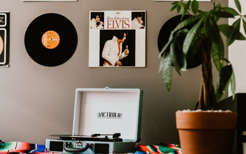 How To Hang Records On Wall 14 Expert Tips House Grail   Vinyl Records Hanging On The Wall Victrola Record Players Unsplash 