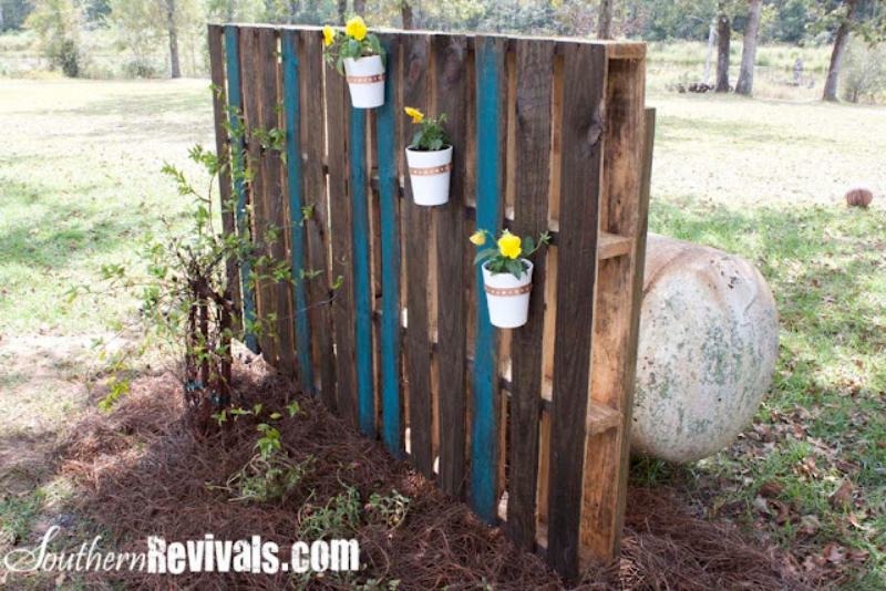 PALLET GARDEN WALL – PHASE II ~ DECORATING