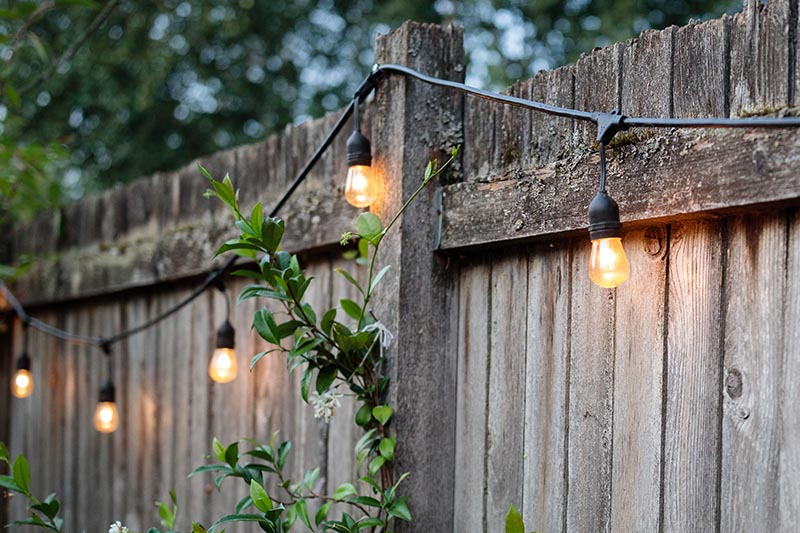 luces de cadena colgando del ventilador