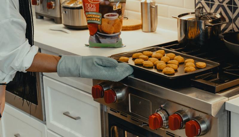 oven mitts in use