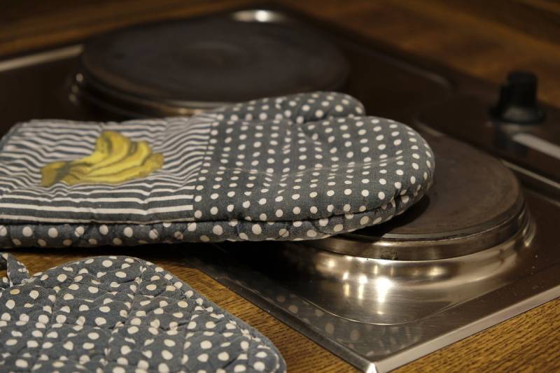 oven mitts on stove burner