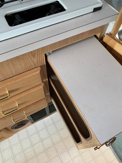 retractable cargo shelves